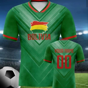 Grön Bolivia fotbollströja med flagga - NI VÄLJER STORLEK! Snygg grön fotbollströja med Bolivia-flaggan och texten 'BOLIVIA' på bröstet. Röda detaljer vid krage och ärmslut. Personligt namn och nummer kan tryckas på ryggen. Perfekt för dig som vill sticka ut på planen.