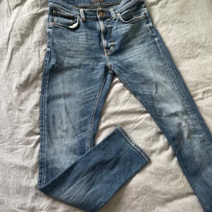 Nudie Jeans Lean Dean - ”Lean Dean” Jeans från Nudie Jeans Co | Storlek: 31/32 - Skicket på jeansen är väldigt bra, förutom ett mindre hål i höger ben ficka, som lätt kan sys ihop - Mitt pris: 500 - Nypris: 1,599kr 