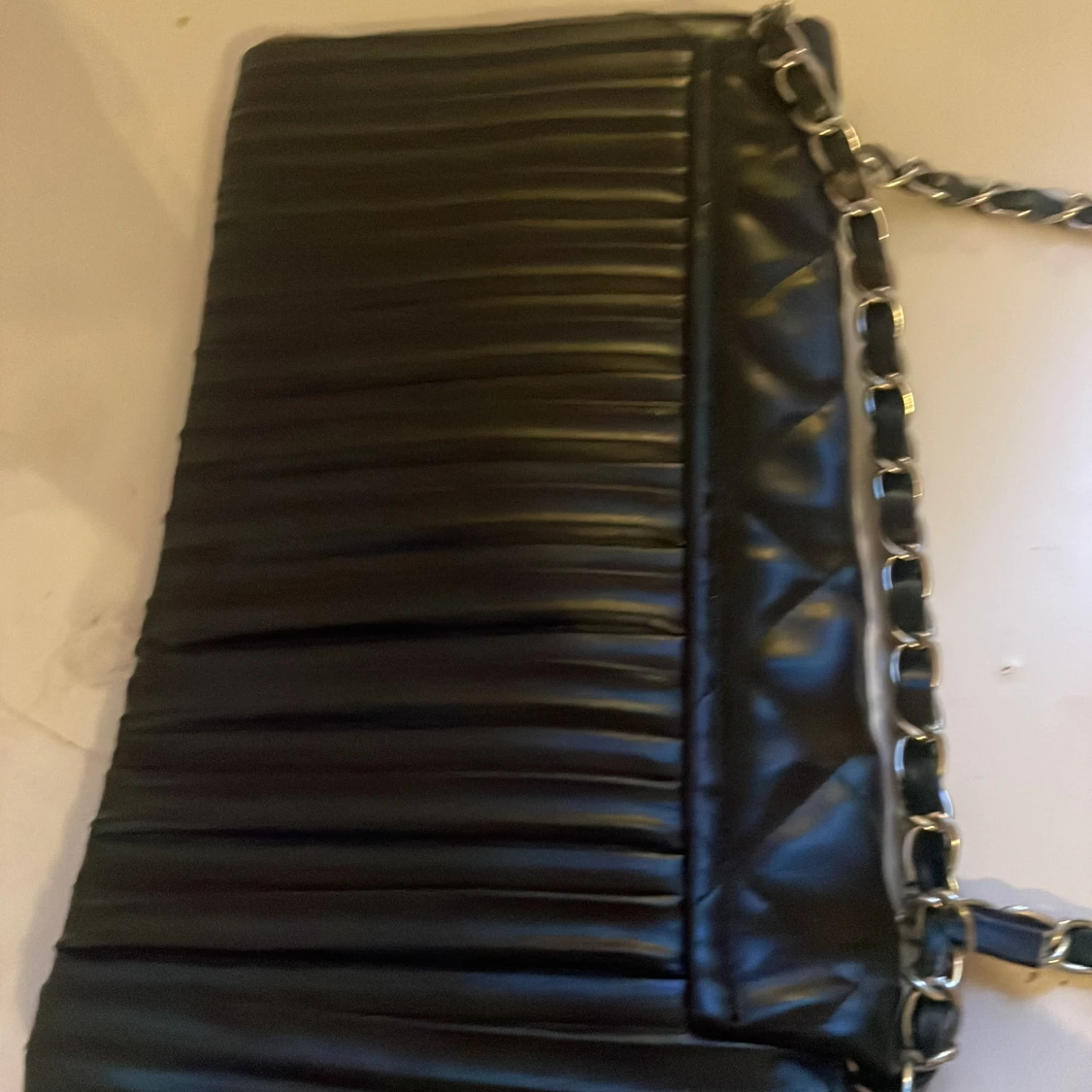 Svart quiltad axelväska med kedjerem - 3