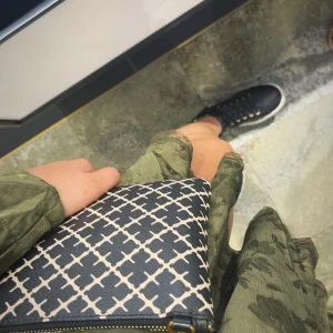 Svartvit kuvertväska med grafiskt mönster - Hej tjejer de här är samma väskan som i bilden i mina inlägg kommer att höja 70 kr extra för de många som vill köpa den🫶🏼för som sagt den är ganska ny