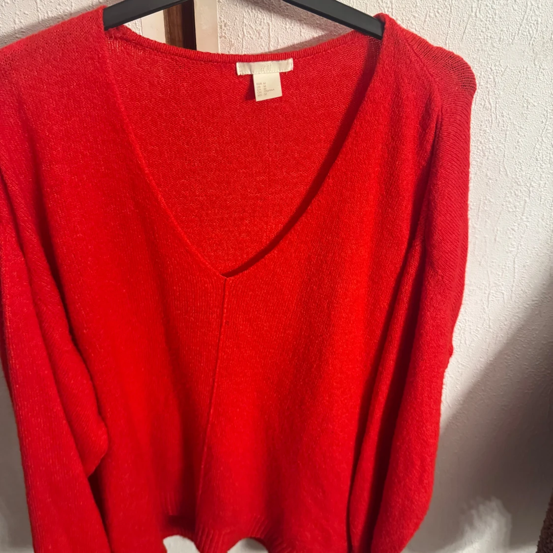 Röd v-ringad stickad tröja från H&M - 1