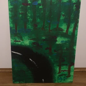 Målad tavla med skogsmotiv - Säljer en handmålad tavla med motiv av en grön skog och en slingrande stig. Färgerna går i olika nyanser av grönt, brunt och svart med inslag av blått och vitt. Perfekt för dig som gillar naturinspirerad konst till hemmet.