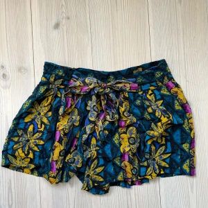 Japansk vintage shorts - Lösa och bekväma  vintage shorts med knytband. Från Japan.