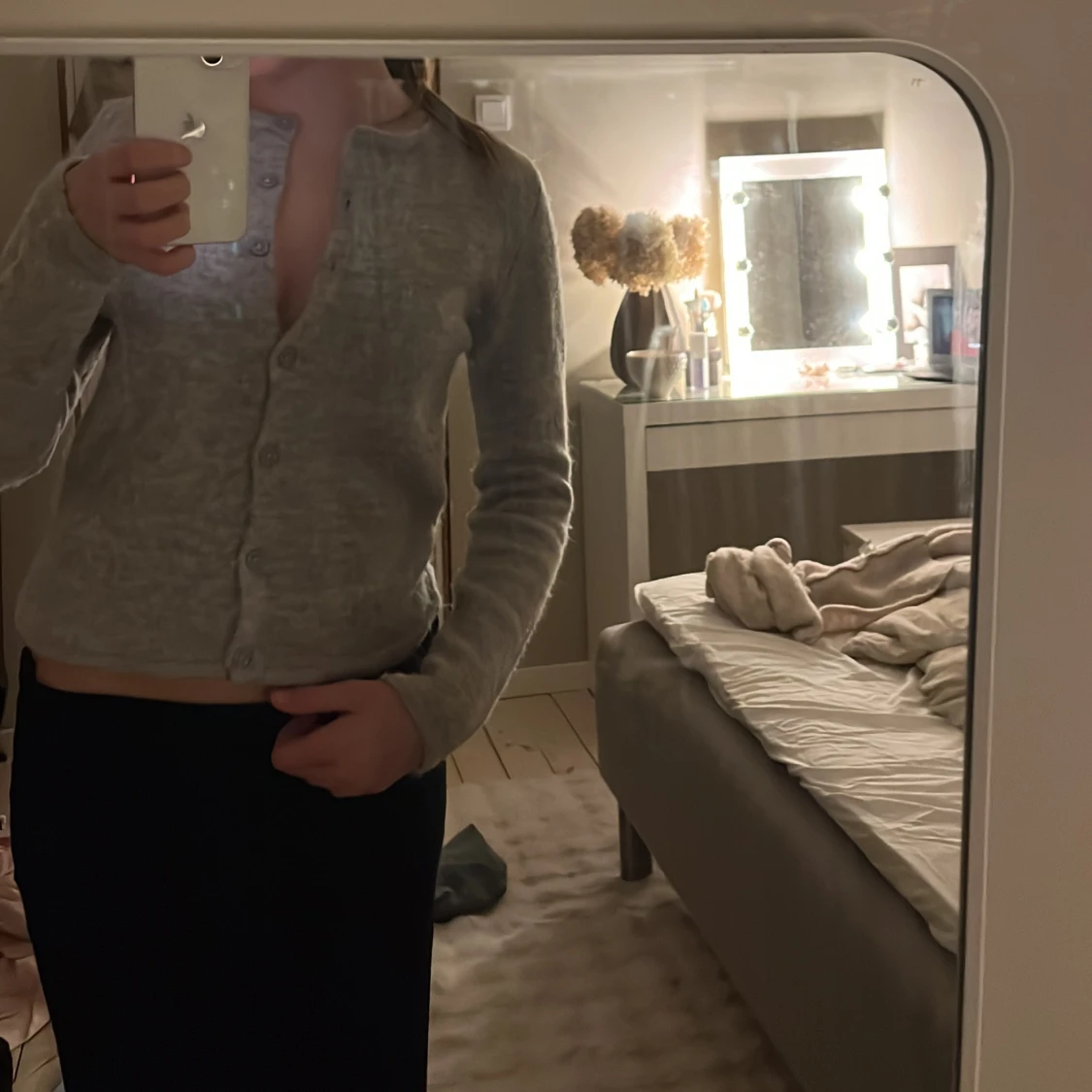 Ljusgrå kofta med knappar