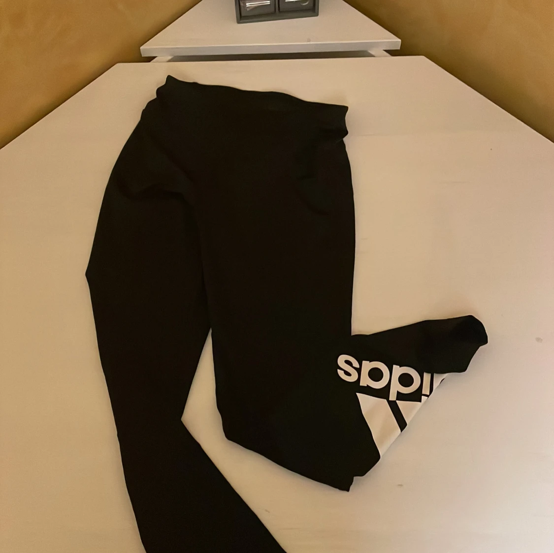 Svarta leggings med vit Adidas-logga