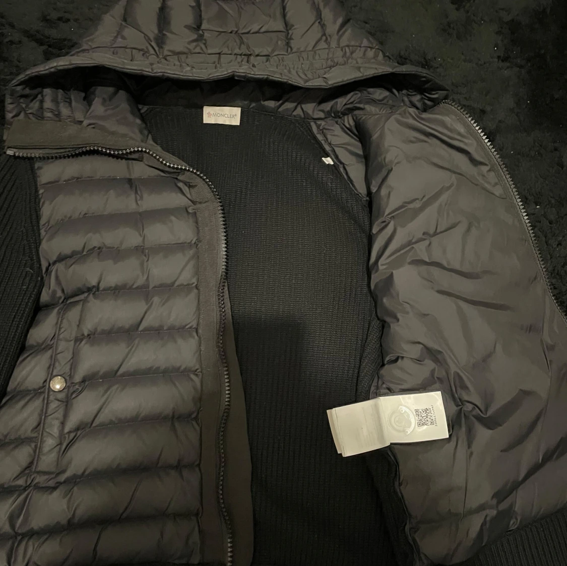 Svart dunjacka med stickade ärmar från Moncler - 2