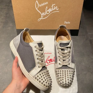 Christian Louboutin skor - Säljer nu dessa tvärfeta skor från Christian Louboutin. Skick 8,5/10 - väldigt fint skick men det små defekter (be om bild vid intresse). Nypris 8000kr, mitt pris endast 3099kr! Original box och skopåse medföljer. Storlek 45, men funkar lika bra på 44. Jag har inte sett någon annan i Sverige med dessa, så de är väldigt sällsynta! Färgkombinationen är perfekt nu till våren/sommaren. Hör av er vid funderingar.