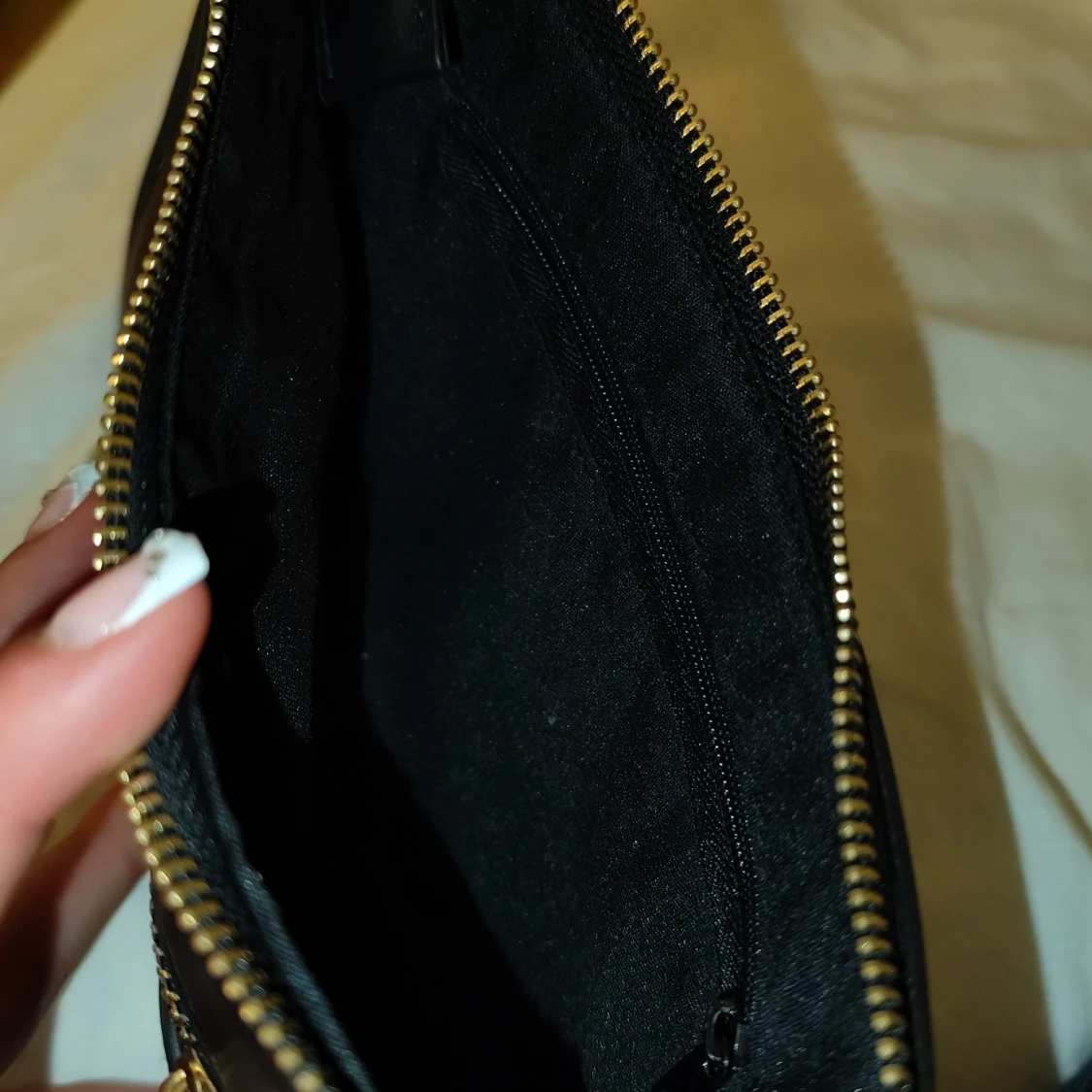 Svart axelväska med gulddetaljer - 2