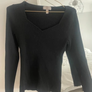 Ribbad långärmad tröja  - Ribbad långärmad tröja från hm med lätt v-ringning 🙌🏼 Strl M 