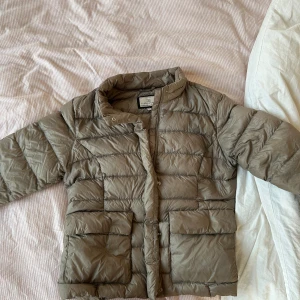 höst jacka  - Jättefin beige jacka, perfekt till våren ❣️lite små fläckig i nära ljus men inget man ser annars eller tänker på