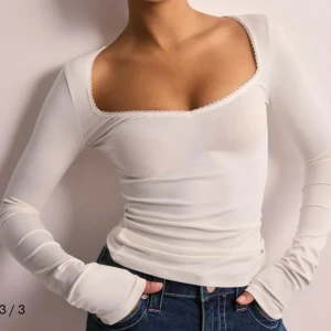 Vit långärmad  - Säljer denna vita långärmade tröja från Nelly. Använd några få gånger.ordpris 199kr