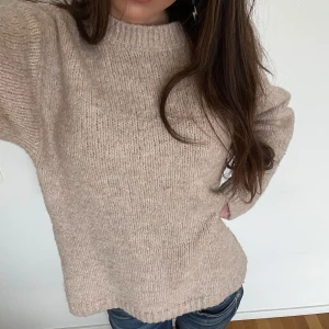 Beige stickad tröja från BikBok - Mysig beige stickad tröja från BikBok som jag använt max fem gånger 💕 den har ingen storlek men är ganska over sized