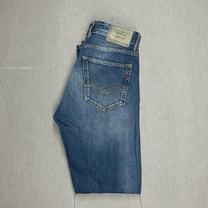 Replay Grover - Replay jeans med rak passform i bra skick, 8/10. Storlek w29. Riktigt fin wash som passar alla outfits, skriv för fler bilder eller vid funderingar 😁🙏