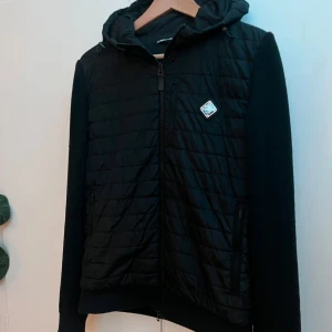 J.Lindeberg Cardigan  - Tja säljer min feta j.lindeberg cardigan! Perfekt för vår/ sommar 🙌🏻 Inga defekter. Skriv gärna om ni har frågor! 💚☝🏻 MVH Eddy 