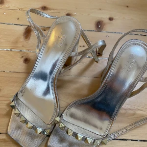 Guldiga klackskor  - Guldiga klackskor med nitar 