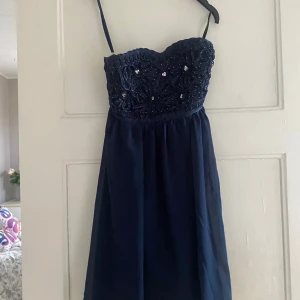 Festklänning  - Festklänning- funkar till bal/ dop/ bröllop 