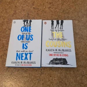 One of Us is Next & The Cousins - Två spännande ungdomsböcker av Karen M. McManus: 'One of Us is Next' och 'The Cousins'. Båda har vita omslag med färgstark text och illustrationer. Perfekta för dig som gillar mysterier och drama bland tonåringar.