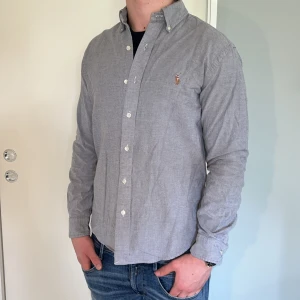 Ralph Lauren skjorta - Ralph Lauren skjorta | skick 9/10 | Storlek M | Pris - 399kr | Modellen är ca 178cm lång | Hör av dig vid minsta fråga eller fundering!!