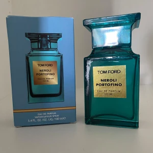 Tom Ford Neroli Portofino  - Säljer en flaska Tom Ford Neroli Portofino som rymmer 100 ml. Det är en fräsch och en tvålig doft som är bra för sommaren. Det finns 95% parfym kvar.