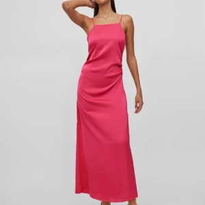 Bal/långklänning - Säljer en snygg rosa långklänning från VILA med smala axelband och slits på sidan. Klänningen har en lätt glansig yta och är figurnära med rynkdetalj i midjan. Perfekt för balen eller andra somriga tillfällen! Endast använd en gång, som ny