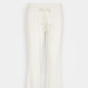 Vita linnebyxor med dragsko från Roxy - Säljer ett par vita linnebyxor från Roxy med avslappnad passform och dragsko i midjan. Byxorna har raka ben och stora fickor framtill. Perfekta för varma dagar och enkel stil. Skriv för fler bilder! De har blivit lite smutsiga och lite slitna nertill i benen då de varit lite för långa på mig. Därav priset 🤍Passar någon mellan 160-170! 