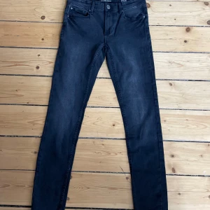 Svarta skinny jeans från FSBN - Säljer ett par svarta skinny jeans från FSBN i storlek 29/32. Jeansen har klassisk femficksdesign, smal passform och är tillverkade i stretchigt denimtyg. Perfekta för dig som gillar en tajt siluett och stilren look.
