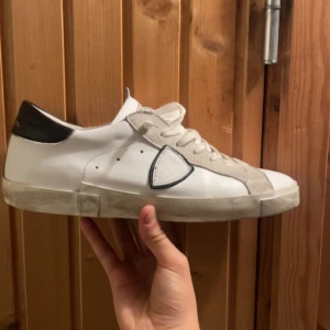 Vita sneakers från Philippe Model - Säljer ett par feta Philipe modell skor. De är vita och har svarta detaljer. Pris kan diskuteras 