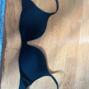 Svart bh från Intimissimi - Svart bh från Intimissimi i storlek 70C. Helt helt ny. Aldrig använd glömde lämna tillbaka fel storlek. Orginalpris 430 kr💕 pris går att diskutera!