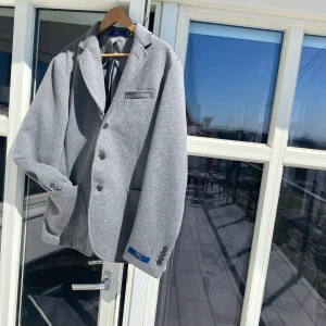 Ralph lauren kofta skit snygg medans den också är jätte skön och såklart äkta - Den är nästan ny har bara blivit andvänd 2-3 gånger, jätte snygg å inne matrilalet är extremt skönt speciellt utan tjock tröja. Väldigt unik och jätte dyr att köpta