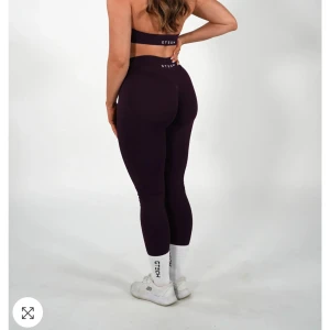 GTECH tights - Träningstights från GTECH i färgen dark purple 💜 Endast använda fåtal gånger. Passar XS/S