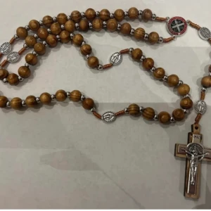 Rosenkrans med träpärlor och silverdetaljer - Säljer en klassisk rosenkrans med runda träpärlor i olivträ och detaljer i silverfärg. Perfekt som accessoar eller för andakt. Rosenkransen är inköpt i Betlehem