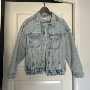 Jeansjacka - Oversized jeansjacka i utmärkt skick. Köp bundle och få rabatt! Det finns just nu möjlighet till fri frakt! Kontakta mig för mer info!