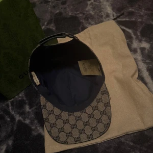 Gucci keps med monogram och röd-blå detalj - Orginal canvas Gucci keps med klassiskt GG-monogram.