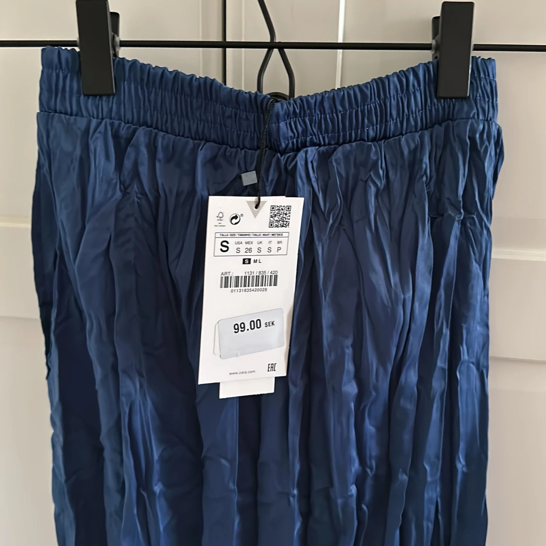 Marinblå plisserade kjol från Zara - 1