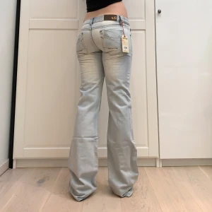 Lågmidjade bootcut jeans  - Midja 36 cm tvärsöver, innerben 85 cm och gren 17,5 cm🩷Skriv om du har frågor