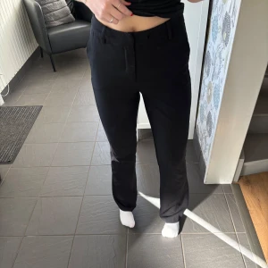 Svarta kostymbyxor från bikbok  - Svarta kostymbyxor från bikbok i storlek 40, längd är 32 , ny skick och fina!🥰 (jag är 170 lång, brukar ha 38-40) 