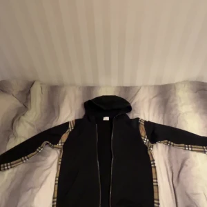 Burberry kofta  - Hej säljer nu min burberry kofta då den inte passar mig längre pris kan diskuteras. storlek S