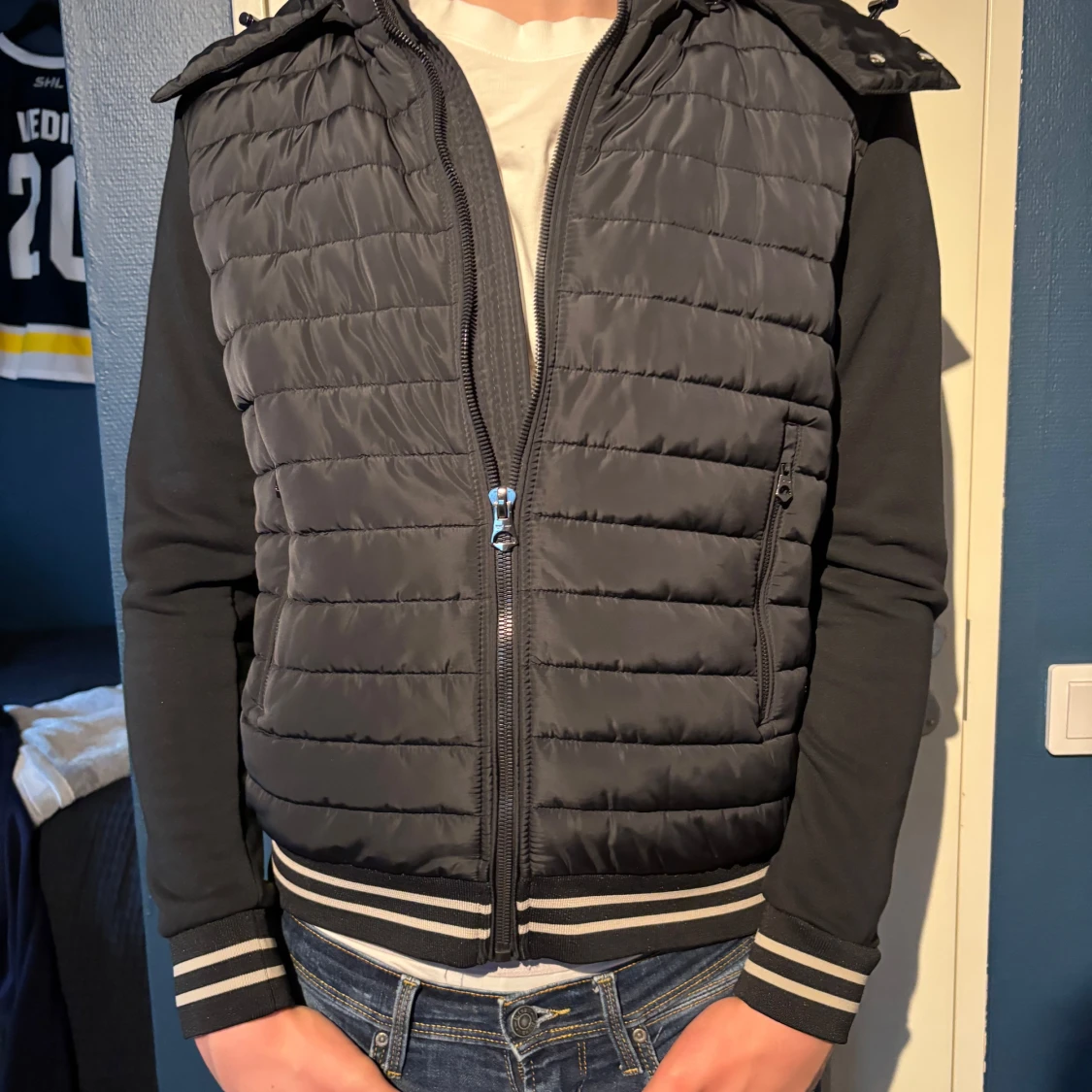 Svart quiltad västjacka från Zara Man