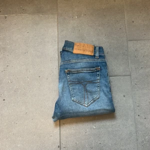 Tiger of sweden jeans - Tiger Of Sweden jeans || Storlek W28 L32 || jeansen är i grymt skick (normalt slitage förekommer) || Jeansen är modell Leon!