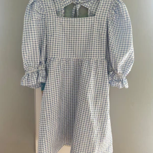 Lindex,Holly &white Blåvit rutig klänning med puffärmar - Supersöt blåvit rutig klänning med fyrkantig ringning och puffiga långärmar. Klänningen har knytning i nacken och dragkedja i sidan för enkel påklädning. Perfekt för vår och sommar!storlek medium 