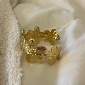 Blommigt armband  - Coolt armband med blommor, perfekt till sommar . Helt nytt  