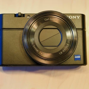 Sony DSC-RX100 i - Säljer en Sony RX100 M1 med Carl Zeiss optik i fint skick. Detta är första versionen med inbyggd blixt och LCD-skärm och ett zoomobjektiv motsvarande 28-100mm F1,8-4,9. Bilderna är lånade men tagna på likadan kamera. Laddare och minneskort ingår ej, däremot ingår batteri och den kommer laddad så att man kan testa att allt fungerar som det ska. Nästan identiska bilder till Canon G7X och dedsutom 0.1 megapixel högre.💞
