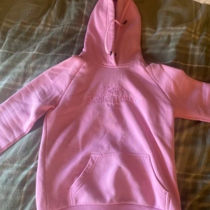 Rosa hoodie från Peak Performance - Säljer en ljusrosa hoodie från Peak Performance då den inte kommer till användning. Hoodien är i fint skick. Det är bara och fråga om du undrar något ❣️⭐️