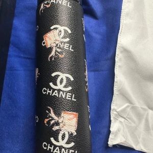 Svart termos med logo.  - Säljer en svart termos  med tydligt logotypmönster och vita detaljer. Termosen har cylinderform. Perfekt för dig som vill sticka ut med en ikonisk accessoar. Ska visa grader på toppen av locket 