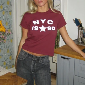 Vinröd t-shirt med tryck - Säljer denna t-shirten då den är för liten för mig, aldrig använd med prislapp kvar!!❤️