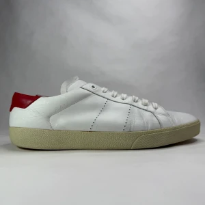 Saint Laurent SL/06 - Saint Laurent SL/06 | storlek 43 | skick 7-8/10 | finns inga större defekter allt visas i bilderna, Dustbag ingår | nypris 6500kr  