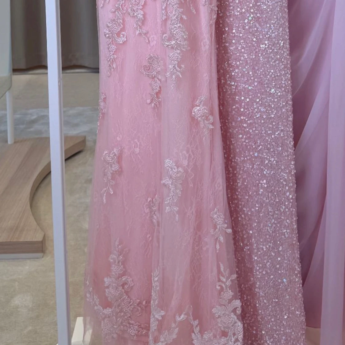 Ljusrosa långklänning med spetsdetaljer - 1