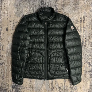 Moncler acorus - Size: 4 Pit-to-pit measurement: 57,5cm Length measurement: 62,5cm Very good Condition! Color: green Comes with: Nothing Retail: 1165€