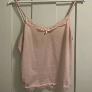Gulligt rosa linne med spets - Gulligt rosa linne med spets i strl M. Bra skick!