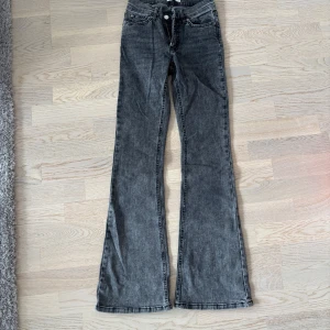 Grå low waist bootcut jeans 💕 - Säljer ett par grå low waist bootcut jeans från Gina. De är i bra skick men använd hyfsat mycket. Det är i storleken 32😇 jag är 173 och de är för korta för mig (tycker jag) bilder kan skickas om det önskas 💕💕